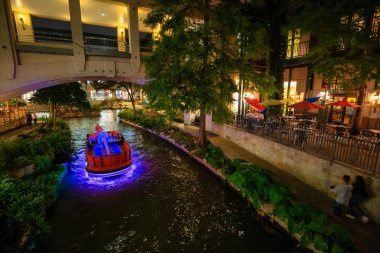 San Antonio, Texas, Amerika Birleşik Devletleri - 7 Kasım 2018: Güzel manzarasına San Antonio nehir yürümek gece boyunca.