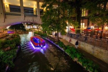 San Antonio, Texas, Amerika Birleşik Devletleri - 7 Kasım 2018: Güzel manzarasına San Antonio nehir yürümek gece boyunca.