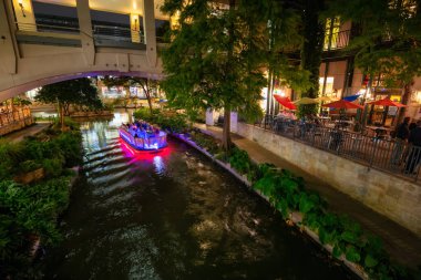 San Antonio, Texas, Amerika Birleşik Devletleri - 7 Kasım 2018: Güzel manzarasına San Antonio nehir yürümek gece boyunca.