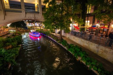 San Antonio, Texas, Amerika Birleşik Devletleri - 7 Kasım 2018: Güzel manzarasına San Antonio nehir yürümek gece boyunca.
