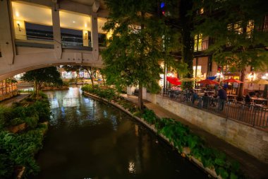 San Antonio, Texas, Amerika Birleşik Devletleri - 7 Kasım 2018: Güzel manzarasına San Antonio nehir yürümek gece boyunca.