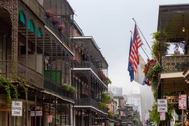 New Orleans, Louisiana, Amerika Birleşik Devletleri - 7 Kasım 2018: Fransız Mahallesi şehir merkezinde şehrin bir Sisli sabah sırasında.