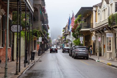 New Orleans, Louisiana, Amerika Birleşik Devletleri - 7 Kasım 2018: Fransız Mahallesi şehir merkezinde şehrin bir Sisli sabah sırasında.