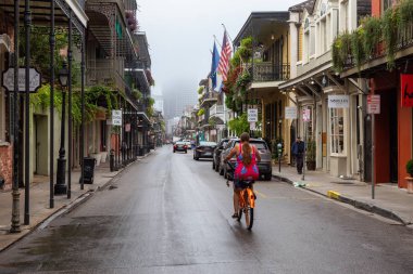New Orleans, Louisiana, Amerika Birleşik Devletleri - 7 Kasım 2018: Fransız Mahallesi şehir merkezinde şehrin bir Sisli sabah sırasında.