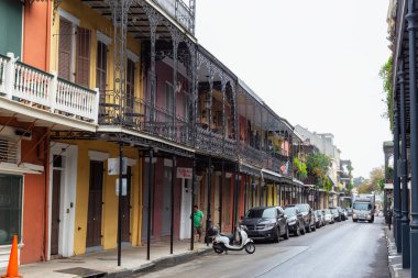 New Orleans, Louisiana, Amerika Birleşik Devletleri - 7 Kasım 2018: Fransız Mahallesi şehir merkezinde şehrin bir Sisli sabah sırasında.