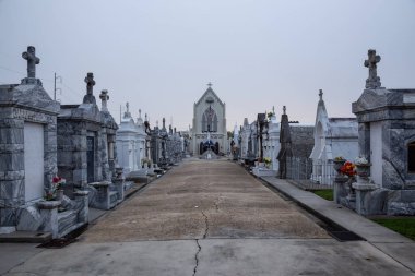 New Orleans, Louisiana, Amerika Birleşik Devletleri - 7 Kasım 2018: Sisli sabahlarda Saint Roch Mezarlığı.