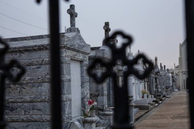 New Orleans, Louisiana, Amerika Birleşik Devletleri - 7 Kasım 2018: Sisli sabahlarda Saint Roch Mezarlığı.