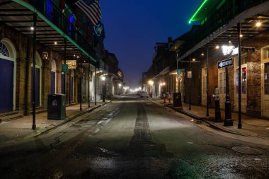New Orleans, Louisiana, Amerika Birleşik Devletleri - 7 Kasım 2018: Gece boyunca Downtown City'deki Bourbon Street.