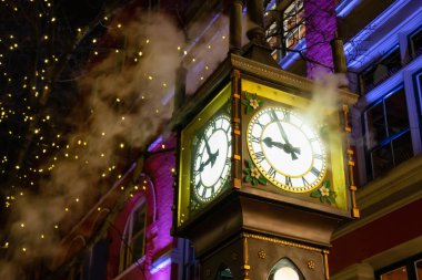 Buhar saat Gastown, Downtown Vancouver, Bc, Kanada içinde bir karanlık kış geceleri.
