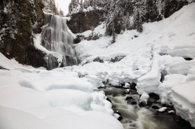 Şelale beyaz bir karlı gün boyunca güzel Kanada kış manzara. Alexander Falls, Whistler ve Squamish, Vancouver, Bc, Kanada kuzeyindeki yakınındaki alınan.