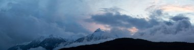 Çarpıcı ve dramatik Kanada manzara panoramik dağ zirveleri bulutlu bir gün batımı sırasında. Tantalos uyanık Squamish ve Whistler, Kuzey Vancouver, Bc, Kanada yakın çekilmiş.
