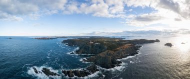 Bir bulutlu gün batımı sırasında kayalık bir Atlantik Okyanusu kıyılarının havadan görünümü. Twillingate, Newfoundland, Kanada'da alınan.
