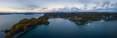 Hava Kanada manzara panoramik Atlantik Okyanusu sahilinde bulutlu gün doğumu sırasında. Sahilde yer alan, alınan Newfoundland, Canada.
