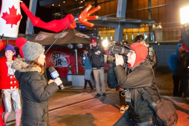 Downtown Vancouver, British Columbia, Kanada - 31 Aralık 2018: küresel haber muhabiri, Sophie Lui, Jack Poole Plaza adlı yeni yıl arifesinde raporlama.