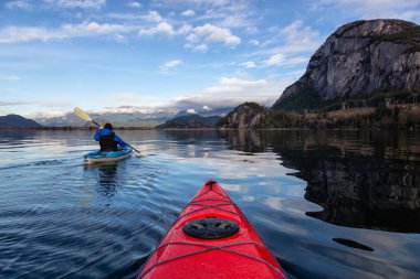 Maceracı adam huzurlu suda bir bulutlu kış gün boyunca kayak. Squamish, Vancouver, Bc, Kanada kuzeyindeki alınan.