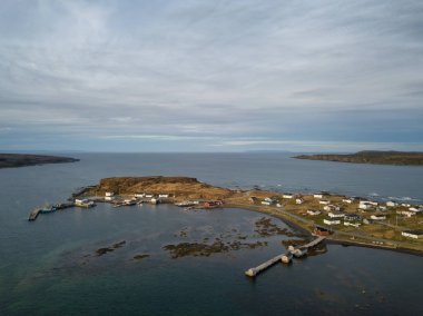 Hava panoramik bir bulutlu gün boyunca kayalık bir Atlantik Okyanusu kıyısında küçük bir kasaba. Raleigh, Newfoundland, Kanada'da alınan.