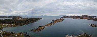 Hava panoramik bir bulutlu gün boyunca kayalık bir Atlantik Okyanusu kıyısında küçük bir kasaba. Küçük Quirpon, Newfoundland, Kanada'da alınan.