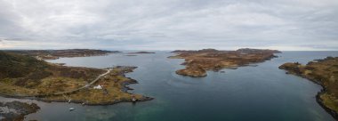 Hava panoramik bir bulutlu gün boyunca kayalık bir Atlantik Okyanusu kıyısında küçük bir kasaba. Quirpon, Newfoundland, Kanada'da alınan.