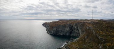 Bir bulutlu gün boyunca kayalık bir Atlantik Okyanusu kıyılarının havadan panoramik görünümü. St. Anthony, Newfoundland, Kanada'da alınan.