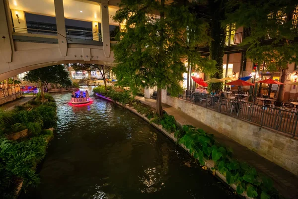 San Antonio, Texas, Amerika Birleşik Devletleri - 7 Kasım 2018: Güzel manzarasına San Antonio nehir yürümek gece boyunca.