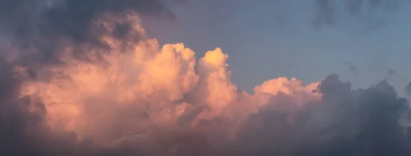 Panoramische Skyscape Eines Dramatischen Bunten Bewölkten Himmels Während Eines Wunderschönen — Stockfoto