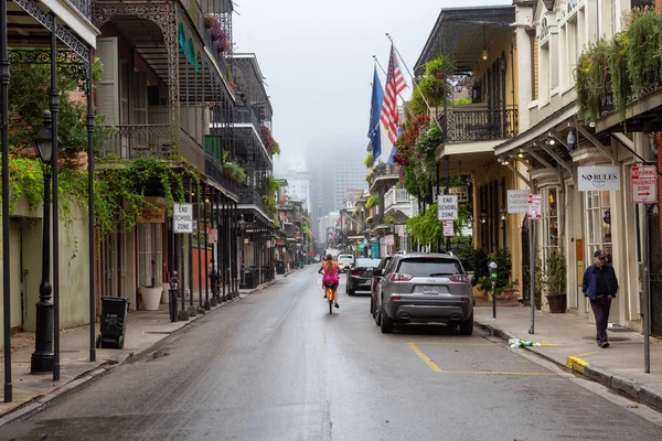 New Orleans, Louisiana, Amerika Birleşik Devletleri - 7 Kasım 2018: Fransız Mahallesi şehir merkezinde şehrin bir Sisli sabah sırasında.