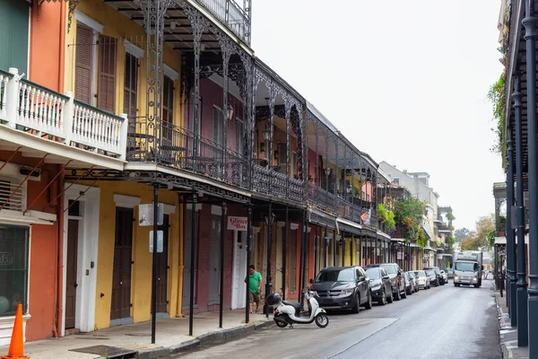 New Orleans, Louisiana, Amerika Birleşik Devletleri - 7 Kasım 2018: Fransız Mahallesi şehir merkezinde şehrin bir Sisli sabah sırasında.