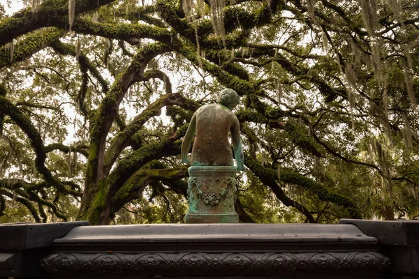 Παλιό Σκουριασμένο Άγαλμα Ένα Πάρκο Περιτριγυρισμένο Από Όμορφα Δέντρα Κατά — Φωτογραφία Αρχείου