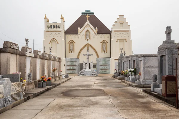 美国路易斯安那州新奥尔良 2018年11月7日 大雾早晨圣罗奇公墓 — 图库照片