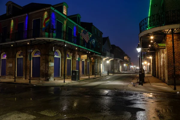 New Orleans, Louisiana, Amerika Birleşik Devletleri - 7 Kasım 2018: Gece boyunca Downtown City'deki Bourbon Street.