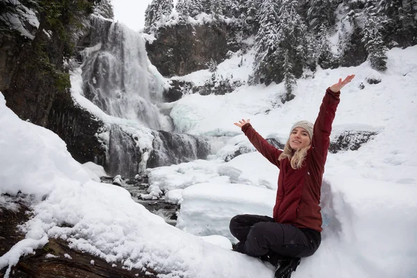 Chica Rubia Caucásica Está Disfrutando Del Hermoso Paisaje Invierno Canadiense — Foto de Stock