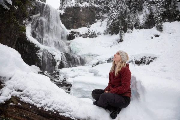 Chica Rubia Caucásica Está Disfrutando Del Hermoso Paisaje Invierno Canadiense — Foto de Stock