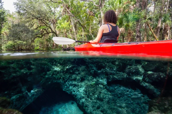 Obrázkem Dívky Kajaku Jezeře Poblíž Podmořské Jeskyně Přijato Sester Springs — Stock fotografie