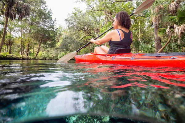 Sobre Sob Quadro Uma Menina Caiaque Lago Perto Uma Formação — Fotografia de Stock