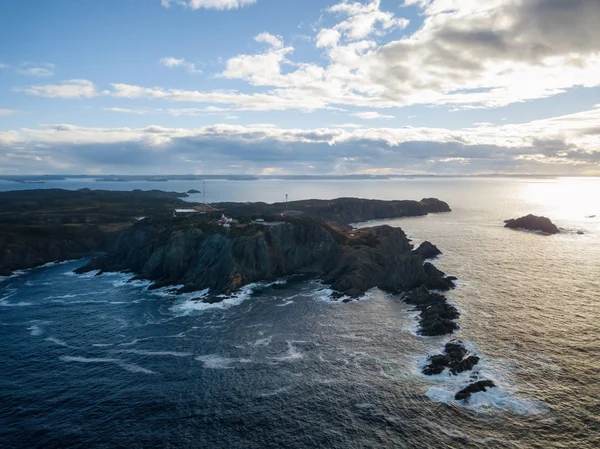 Letecký Pohled Skalnatém Pobřeží Atlantského Oceánu Během Zamračených Západ Slunce — Stock fotografie