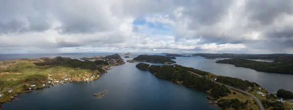 Vista Aérea Una Pequeña Ciudad Una Costa Rocosa Del Océano —  Fotos de Stock