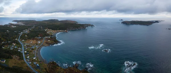 在多云的白天 在岩石大西洋海岸上的一个小镇的鸟图 拍摄于加拿大纽芬兰的天堂 — 图库照片