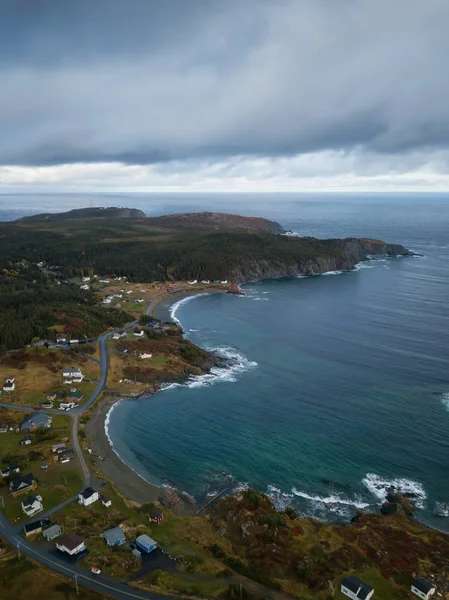 Flygfoto Över Liten Stad Klippiga Kusten Atlanten Molnig Dag Tagit — Stockfoto