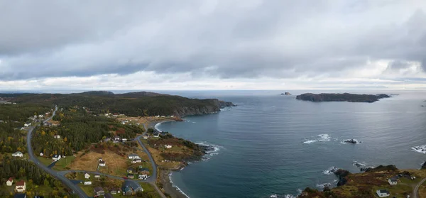 Vista Aérea Uma Pequena Cidade Uma Costa Rochosa Oceano Atlântico — Fotografia de Stock