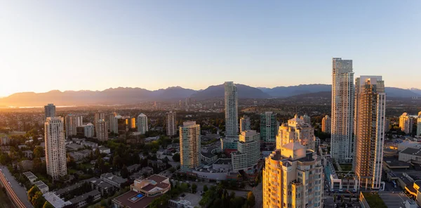 Luftaufnahme Einer Modernen Stadt Während Eines Pulsierenden Sonnenuntergangs Aufgenommen Metrotown — Stockfoto