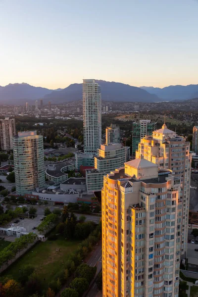 Modern bir şehir canlı bir gün batımı sırasında hava görünümünü. Alınan Metrotown, Burnaby, Vancouver, Bc, Kanada.