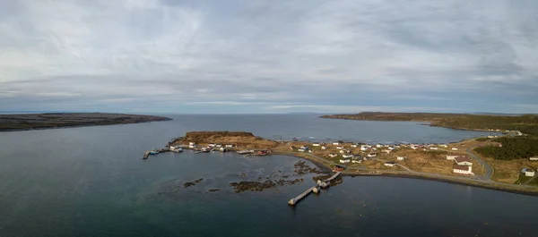 Panorama Flygfoto Över Liten Stad Klippiga Kusten Atlanten Molnig Dag — Stockfoto