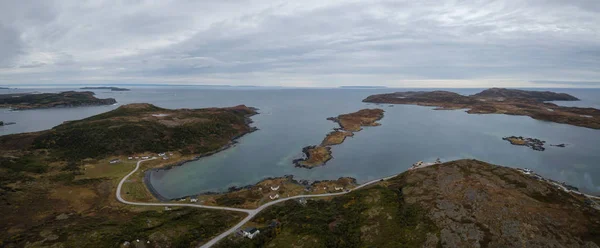 Aerial Panoramautsikt Över Liten Stad Stenig Atlantkusten Molnig Dag Tagen — Stockfoto