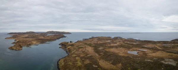 多云天大西洋海岸的岩石全景 拍摄于加拿大纽芬兰省基尔波 — 图库照片