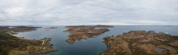 Luchtfoto Uitzicht Van Een Kleine Stad Een Rotsachtige Kust Van — Stockfoto