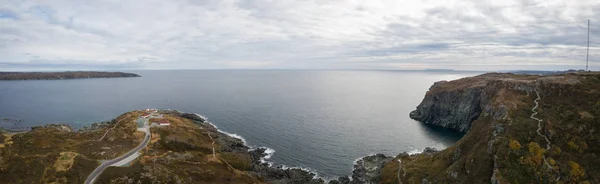 在多云的白天 空中全景的岩石大西洋海岸 拍摄于加拿大纽芬兰圣安东尼 — 图库照片