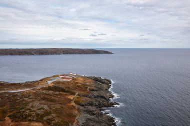 Hava manzaralı bir bulutlu sabah sırasında Rocky Atlantik Okyanusu kıyısında. St. Anthony, Newfoundland, Kanada'da alınan.