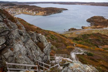 Ahşap merdiven bir kayalık uçurum Atlas Okyanusu kıyısında bir bulutlu gün boyunca gidiş. Alınan Dare Devil iz, St. Anthony, Newfoundland, Canada.