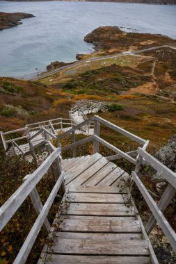 Ahşap merdiven bir kayalık uçurum Atlas Okyanusu kıyısında bir bulutlu gün boyunca gidiş. Alınan Dare Devil iz, St. Anthony, Newfoundland, Canada.