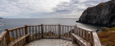 Bir bulutlu sabah sırasında Rocky Atlantik Okyanusu kıyısında güzel bakış açısı. Aziz Anthony, Newfoundland, Kanada'da alınan.